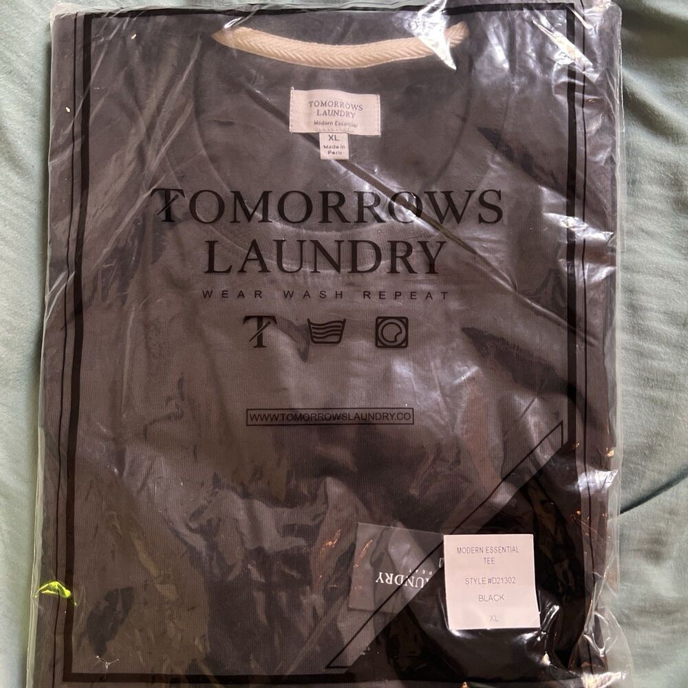 Tomorrow's Laundry Modern Essential Tee Black XL #D21302 New w/ Tag